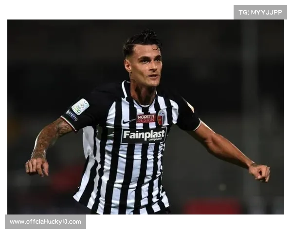 斯卡马卡与亚特兰大队友合练，伤病恢复期强化定位球战术配合